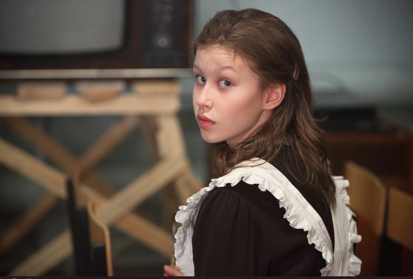 девушка обнимает ребенка. сделал пластику обидчику дочери. ребенок обижает маму. предательство матери к дочери цитаты. дочка обиделась на отца.